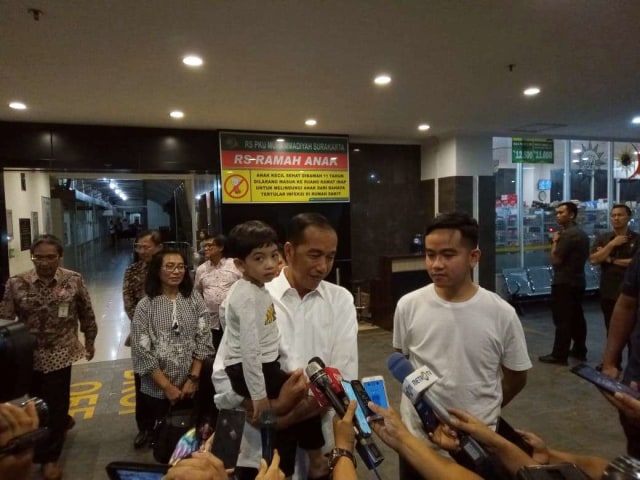 Jokowi, Iriana, dan Jan Ethes Kembali Jenguk La Lembah Manah di RS (239188)