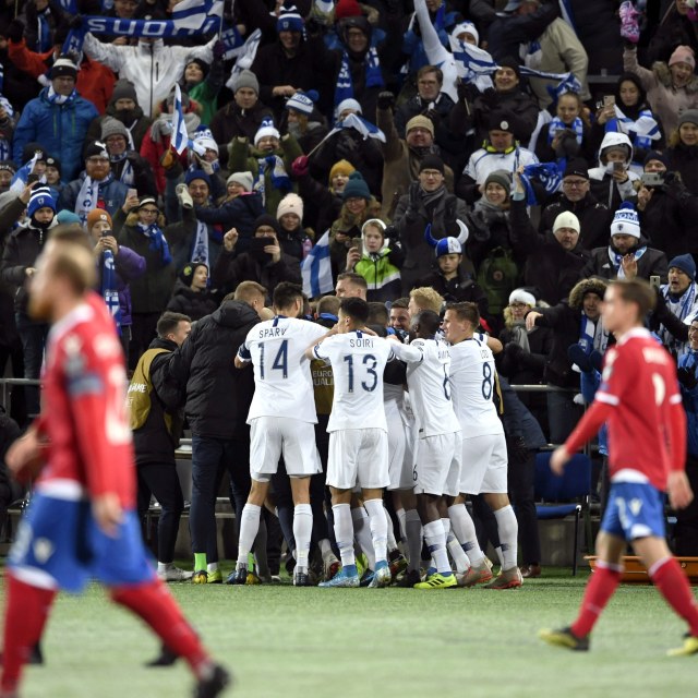Para pemain Finlandia merayakan kemenangan. Foto: Lehtikuva/Martti Kainulainen via REUTERS