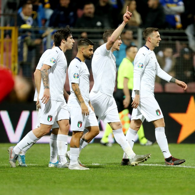 Para pemain Italia merayakan gol Andrea Belotti. Foto: REUTERS/Dado Ruvic