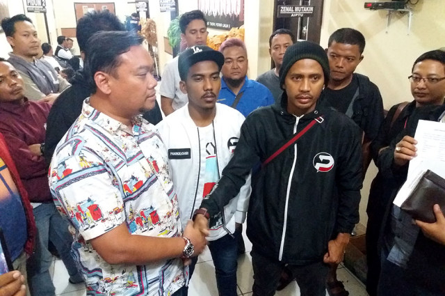 Diwakili tim kuasa hukumnya, Irfan Nuralam berdamai dengan kontraktor asal Bandung, Panji Pamungkas di Mapolres Majalengka, Sabtu (16/11/2019) dini hari. (Rd Algifari Suargi)