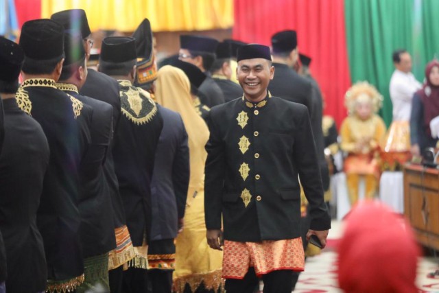 Falevi Kirani saat dilantik menjadi anggota DPR Aceh (2019-2024). Foto: Suparta/acehkini