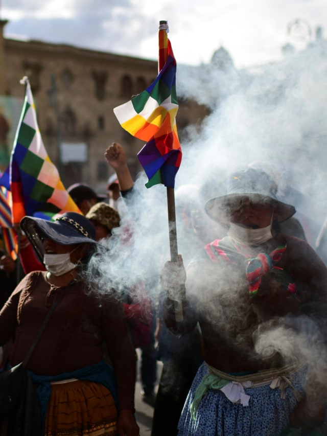 Pendukung mantan presiden Bolivia Evo Morales saat protes terhadap pemerintah sementara di La Paz, Bolivia, Jumat (15/11).  Foto: AFP/JORGE BERNAL