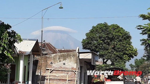 Cantiknya Gunung Semeru saat “Bertopi” Pagi Ini