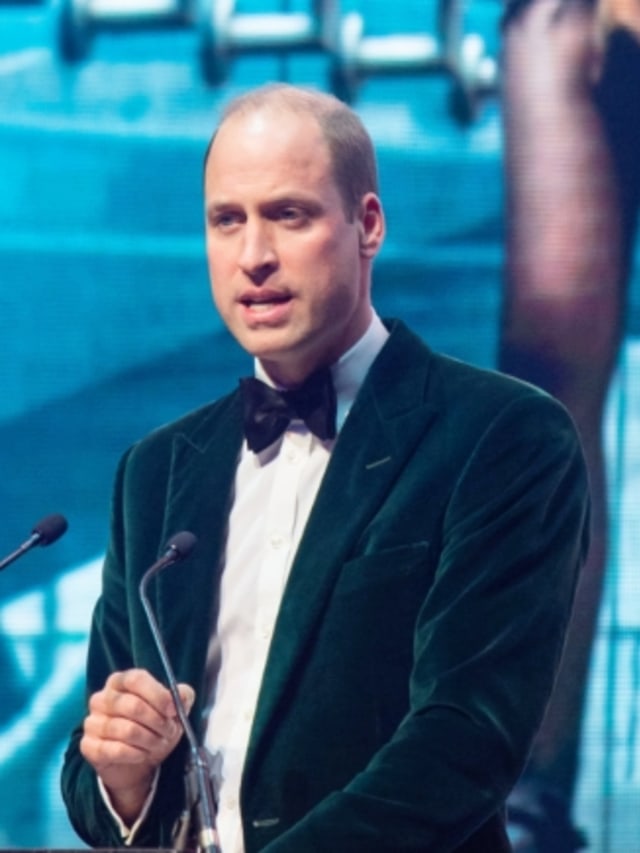 Penampilan berbeda Pangeran William dengan jas warna hijau
 Foto: Getty Images