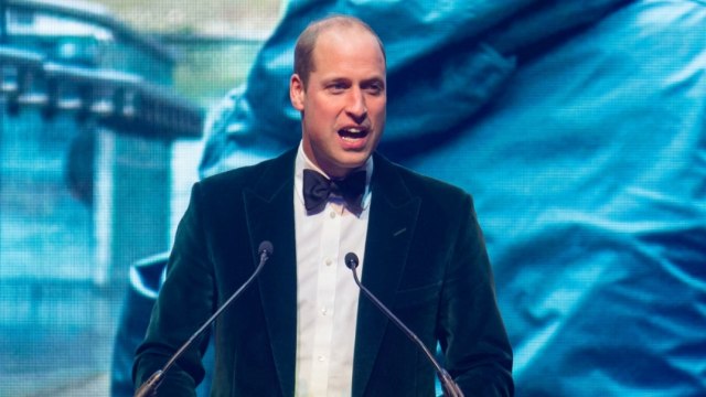 Penampilan berbeda Pangeran William dengan jas warna hijau.
 Foto: Getty Images