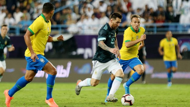 Aksi Messi di laga Brasil vs Argentina. Foto: REUTERS/Ahmed Yosri