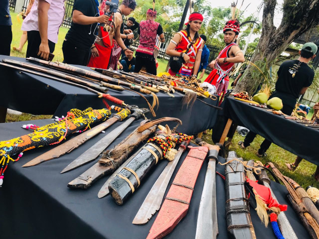 Deretan senjata pusaka suku Dayak yang akan dibersihkan dalam ritual Memelas. Foto: Teri/Hi!Pontianak