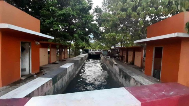 Fasilitas ruang ganti dan tempat bilas di Taman Pantai Tugulufa, Kota Tidore Kepulauan. Foto: Faris Bobero/cermat