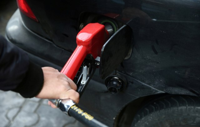Ilustrasi warga Iran isi bensin. Foto: REUTERS