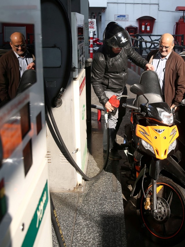 Ilustrasi warga Iran isi bensin. Foto: REUTERS
