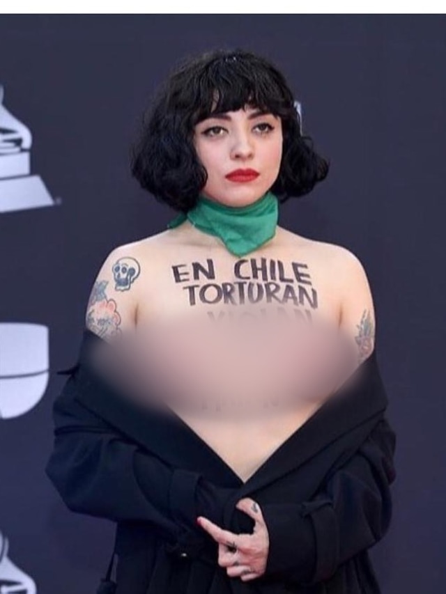 Musisi Mon Laferte Protes Kekerasan Di Chili Dengan Pamer Payudara Kumparan Com