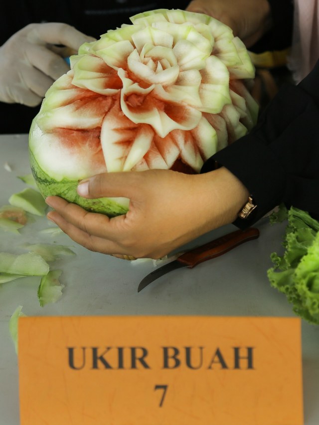 Kontes mengukir buah-buahan. Foto: Abdul Hadi/acehkini