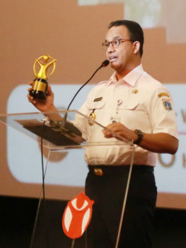 Gubernur DKI Jakarta Anies Baswedan menerima penghargaan Ibu Kota DKI Jakarta sebagai Kota Layak Anak. Foto: Dok. Pemprov DKI Jakarta