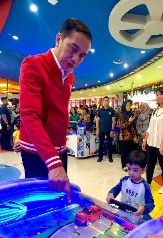 Jokowi ajak Jan Ethes ke Solo Paragon Mall. Foto: Dok. Agus Suparto