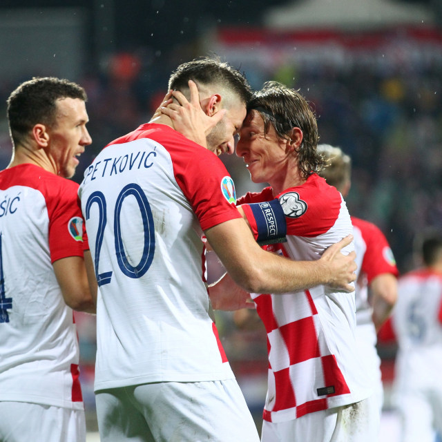 Para pemain Kroasia merayakan gol ke gawang Slovakia. Foto: REUTERS/Antonio Bronic