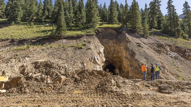1280px-Gold_King_Mine_-_August_14,_2015_(20008567173).jpg