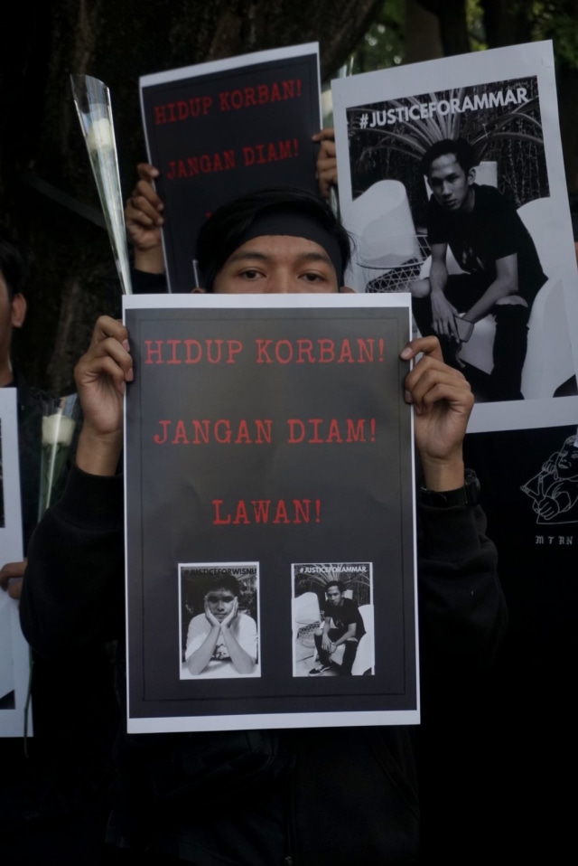 Aksi keluarga dan sahabat korban tabrak lari pengguna Grab Wheels, Senayan, Jakarta Pusat, pada Minggu (17/11/2019). Foto: Iqbal Firdaus/kumparan