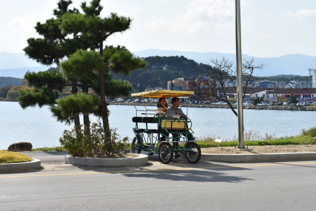 Menikmati Indahnya Legenda Romantis di Danau Gyeongpoho, Korea Selatan |  kumparan.com