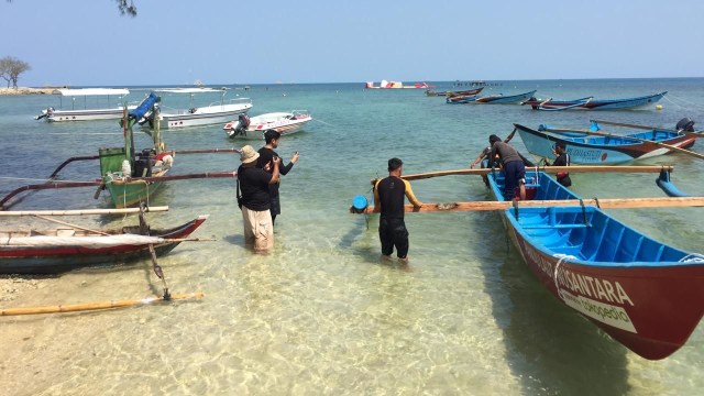 Dua nelayan Tanjung Lesung jajal kapal baru pemberian Susi. Foto: Muhammad Darisman/kumparan