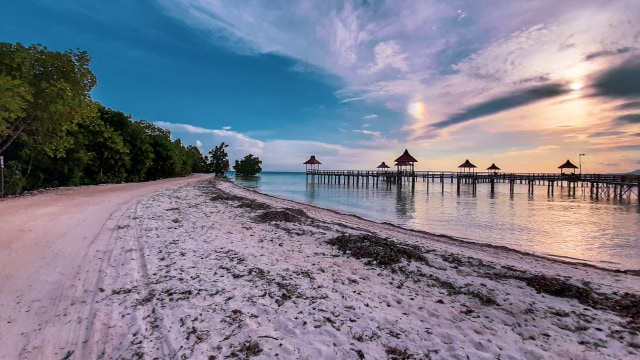 Panorama wisata Pantai Ratu yang berada di Desa Tenilo, Kecamatan Tilamuta, Kabupaten Boalemo, Gorontalo. Minggu, (17/11). Foto : Dok Banthayo.id (Wawan Akuba)