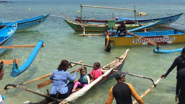 Susi Pudjiastuti serahkan kapal ke lima nelayan di Tanjung Lesung, Minggu (17/11). Foto: Muhammad Darisman/kumparan