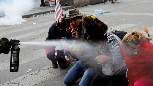 Sejumlah demonstran pendukung  mantan Presiden Bolivia, Evo Morales, diserang semprotan merica oleh petugas. Foto: Reuters/Marco Bello