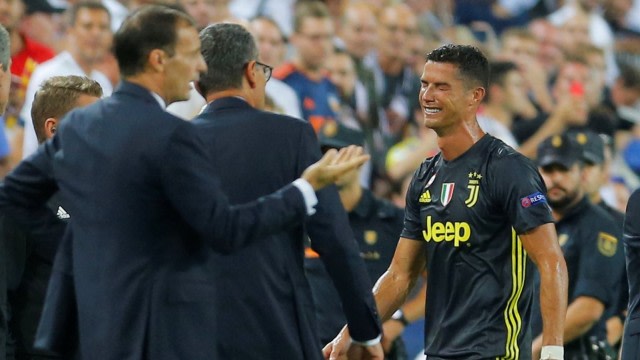 Ronaldo menangis usai diberi kartu merah oleh wasit saat menghadapi Valencia. (Foto: Reuters/Heino Kalis)
