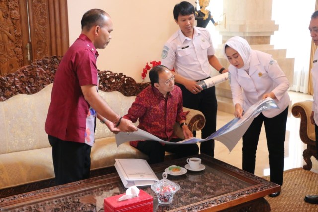 Ketua BMKG  Dwikorita Karnawati saat bertemu dengan Gubernur Bali Wayan Koster, Sabtu (17/11) - IST