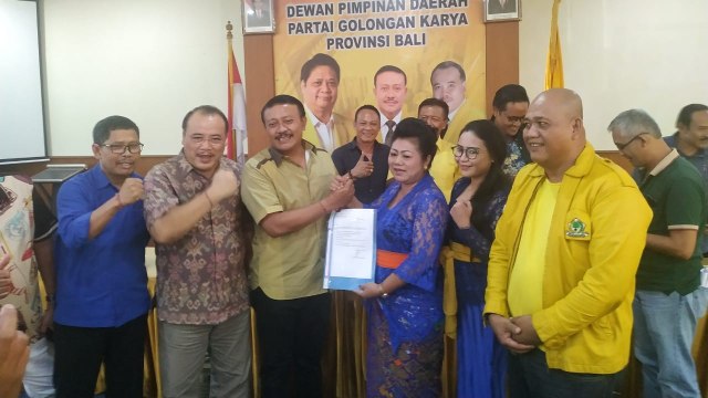  Bupati Karangasem IGA Mas Sumantri yang juga Ketua DPD NasDem Karangasem melakukan salam komando dengan Ketua DPD Golkar Bali Gede Sumarjaya Linggih (IST)