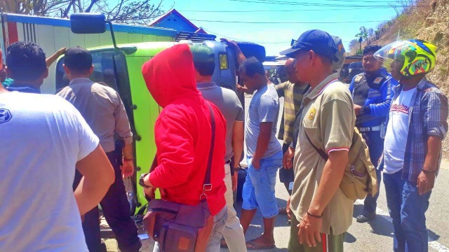 Truk boks bernomor polisi DM 8075 AB terbalik di Jalan Trans Sulawesi, Desa Olele, Kecamatan Kabila Bone, Kabupaten Bone Bolango, Minggu (17/11). Foto : Istimewa