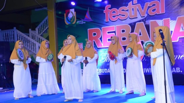 Ibu-ibu majelis taklim di Kabupaten Majene meriahkan Festival Rebana. Foto: Dok. Humas Pemkab Majene