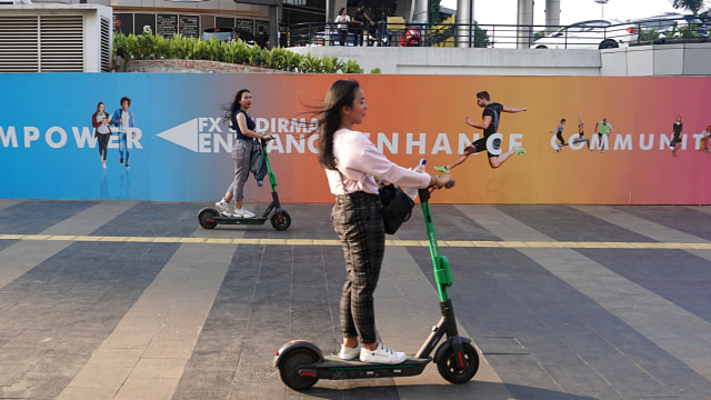 Warga mengendarai skuter listrik Grabwheels di kawasan FX Sudirman, Jakarta Pusat, Sabtu (16/11). Foto: Fanny Kusumawardhani/kumparan