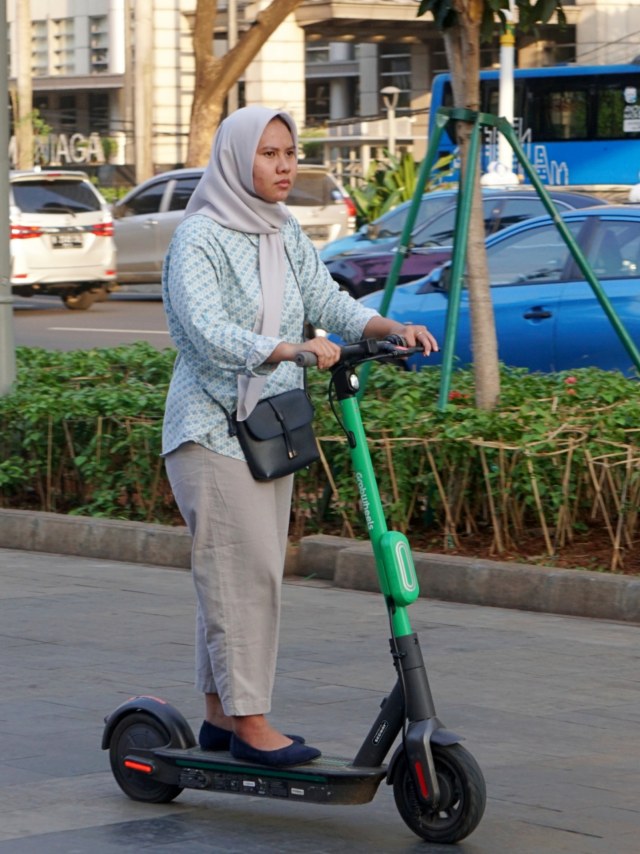 Warga mengendarai skuter listrik Grabwheels di kawasan FX Sudirman, Jakarta, Sabtu (16/11).  Foto: Fanny Kusumawardhani/kumparan