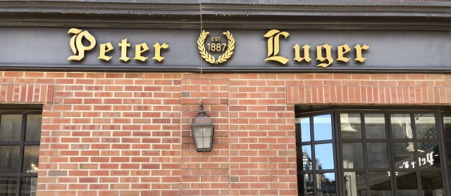 Bagian depan Peter Luger Steak House (foto: koleksi foto pribadi/Anggi Jenie)