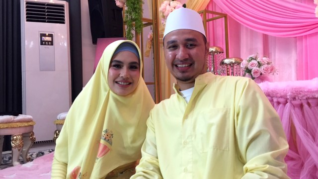 Kartika Putri dan Habib Usman di acara aqiqah anak pertamanya, Minggu (17/11/2019). Foto: Giovanni/kumparan