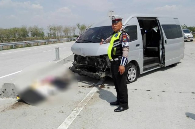 Toyota Hiace Tabrak Guardrail Tol Ngawi, Seorang Penumpang Tewas