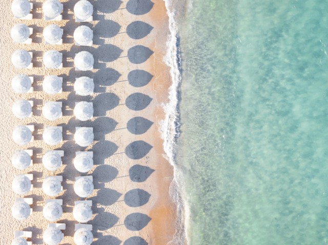 Ilustrasi pantai di Sardinia Foto: Shutter Stock