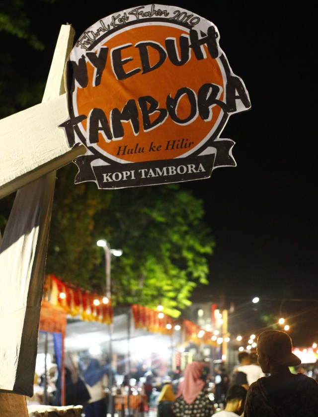 Gapura yang menjadi ikon Festival Kopi Tambora 2019. Foto: Doc Panitia Festival Kopi Tambora 2019
