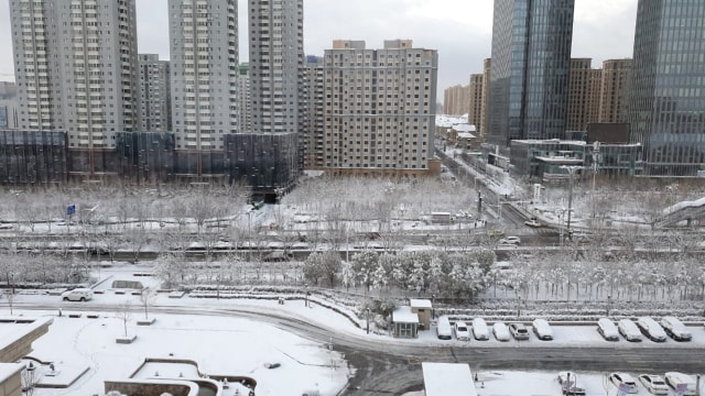 Salah satu sudut kota Urumqi di Xinjiang China saat diguyur hujan salju. Foto: Arifin Asydhad/kumparan