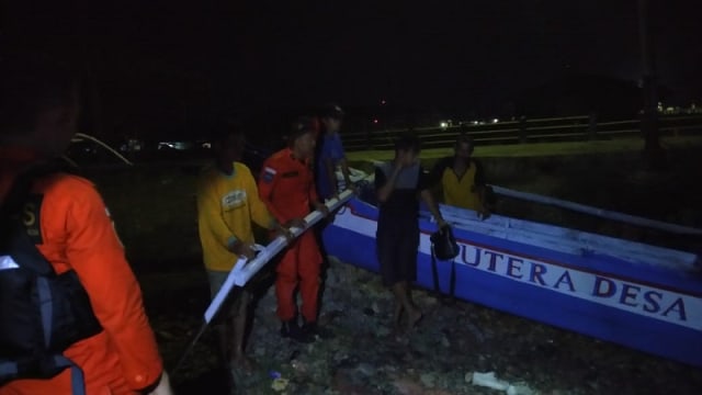 Personel Pos SAR Tolitoli, Sulawesi Tengah, bersama dengan kelima nelayan usai berhasil dievakuasi pada Minggu (17/11). Foto: Istimewa