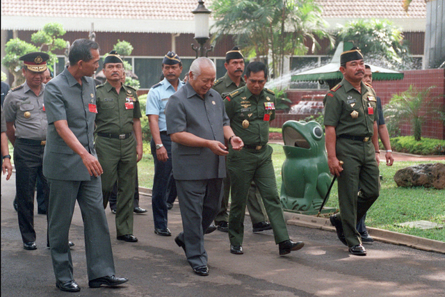 Soeharto (Tengah) bersama Menteri Pertahanan Edi Sudrajat (kiri) dan petinggi ABRI pada 20 Juli 1994. Foto: AFP/JOHN MACDOUGALL