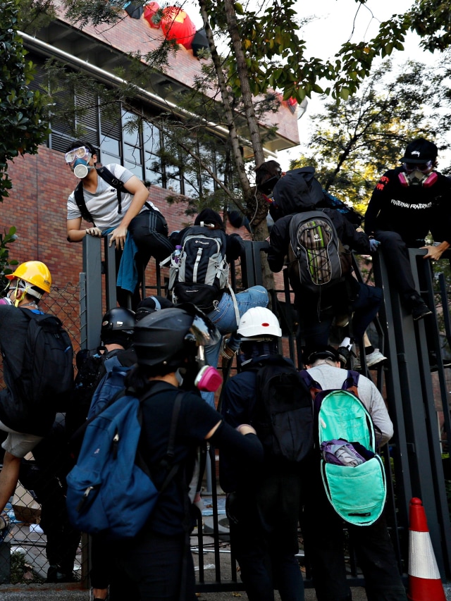 Demonstran di Universitas Politeknik Hong Kong (PolyU) saat demo anti pemerintah di Hong Kong, China, Senin (18/11/2019). Foto: REUTERS/Tyrone Siu