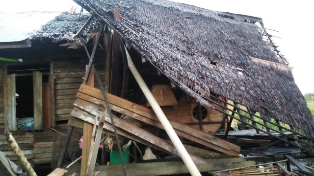 Rumah rusak akibat puting beliung di Desa Bangkit Baru, Kecamatan Mandastana, Barito Kuala, Minggu sore (17/11/2019). Foto: istimewa