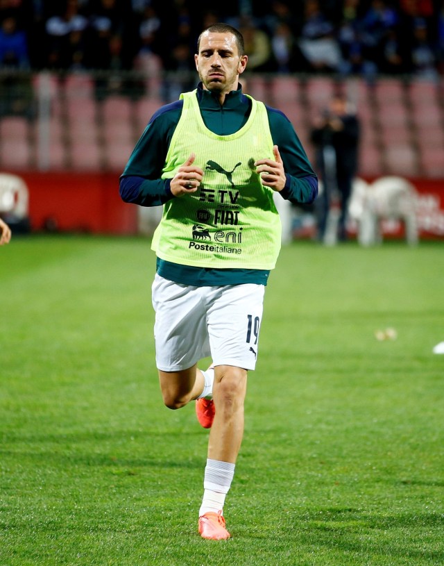 Leonardo Bonucci melakukan pemanasan sebelum bertanding melawan Bosnia-Herzegovina. Foto: Reuters/Dado Ruvic