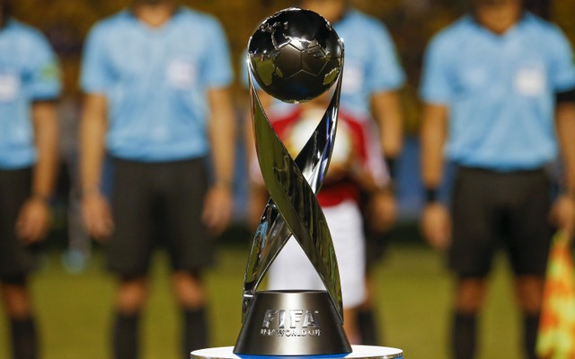 Trofi Piala Dunia U-17. Foto: AFP/Miguel Schincariol 