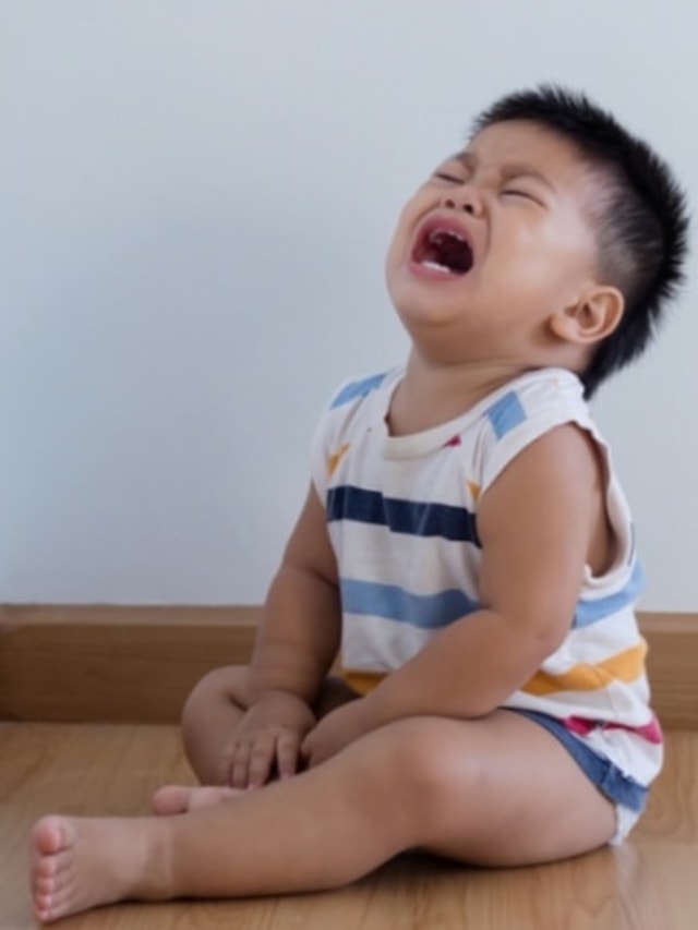 Ilustrasi anak tantrum dan menangis.  Foto: Shutterstock