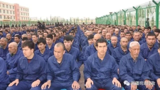Tahanan di kamp pendidikan politik di Lop County, Prefektur Hotan, Xinjiang. Foto: Dok. media.hrw.org