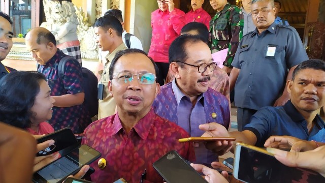 Gubernur Bali Wayan Koster saat diwawancarai wartawan, Senin (18/11) - ACH