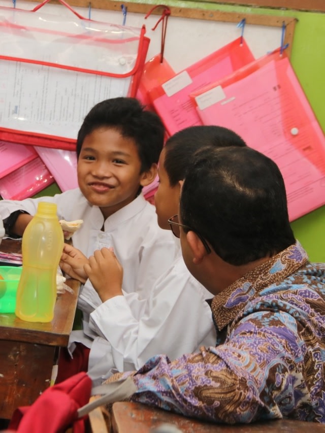 Gubernur DKI Jakarta Anies Baswedan memberikan program Pemberian Makanan Tambahan Anak Sekolah (PMTAS) di sekolah. Foto: Dok. Pemprov DKI
