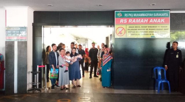Didampingi Iriana, Selvi Ananda dan La Lembah Manah Pulang dari RS (409851)